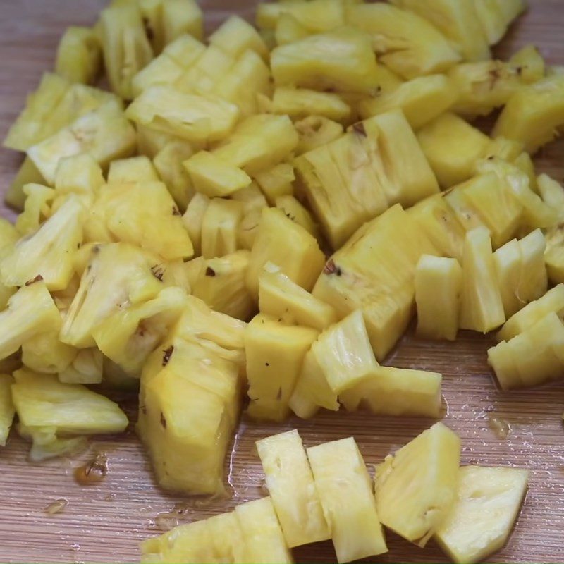 Step 2 Prepare the pineapple Pineapple smoothie (fragrant) chia seeds