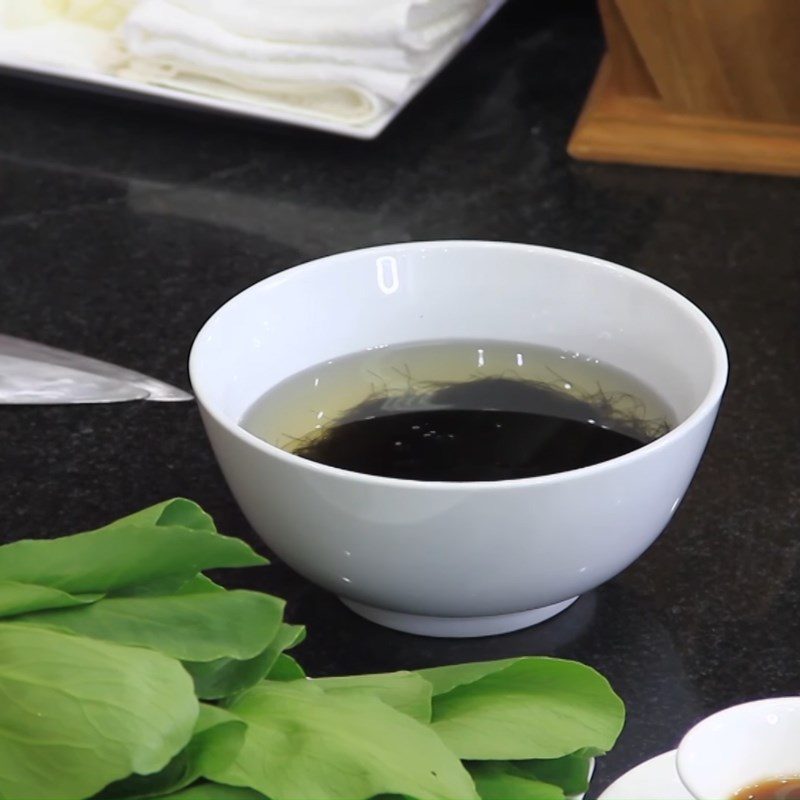Step 2 Preparing hair seaweed and bok choy Braised pork leg with hair seaweed