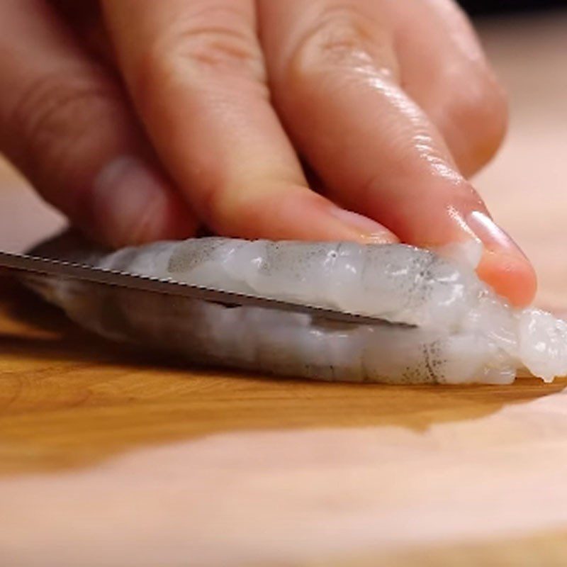 Step 2 Prepare the shrimp for stir-fried seafood udon