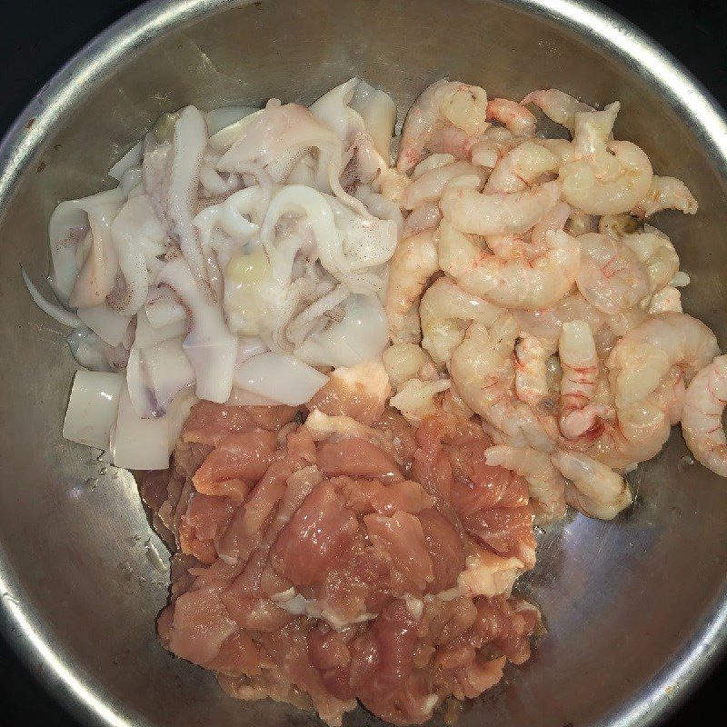 Step 1 Prepare shrimp, squid, and seafood pancake meat (recipe shared by users)