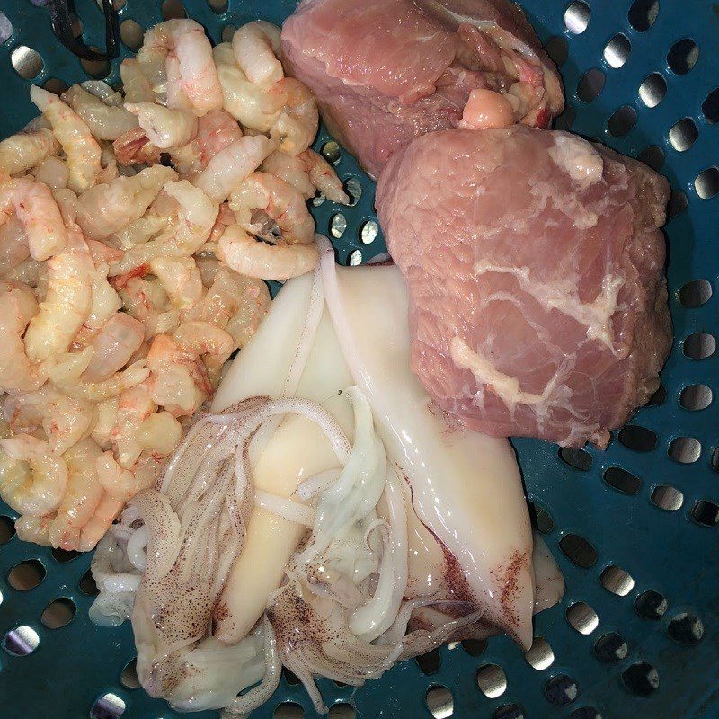 Step 1 Prepare shrimp, squid, and seafood pancake meat (recipe shared by users)