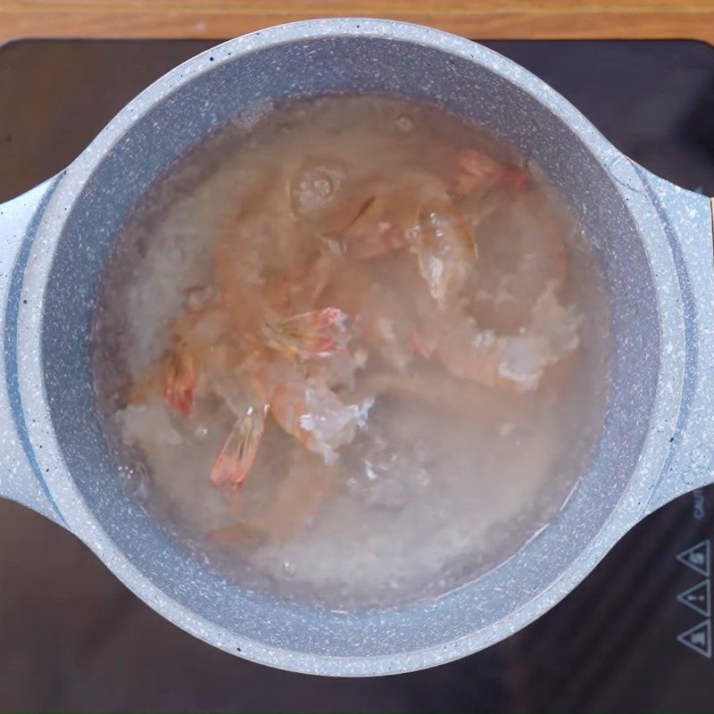 How to Make Kids' Favorite Fried Potato-Covered Shrimp 5 Step 2 Prepare the tiger shrimp Shrimp wrapped in crispy potato