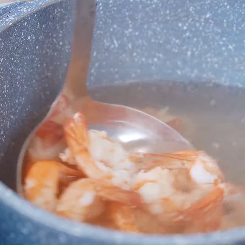 How to Make Kids' Favorite Fried Potato-Covered Shrimp 6 Step 2 Prepare the tiger shrimp Shrimp wrapped in crispy potato