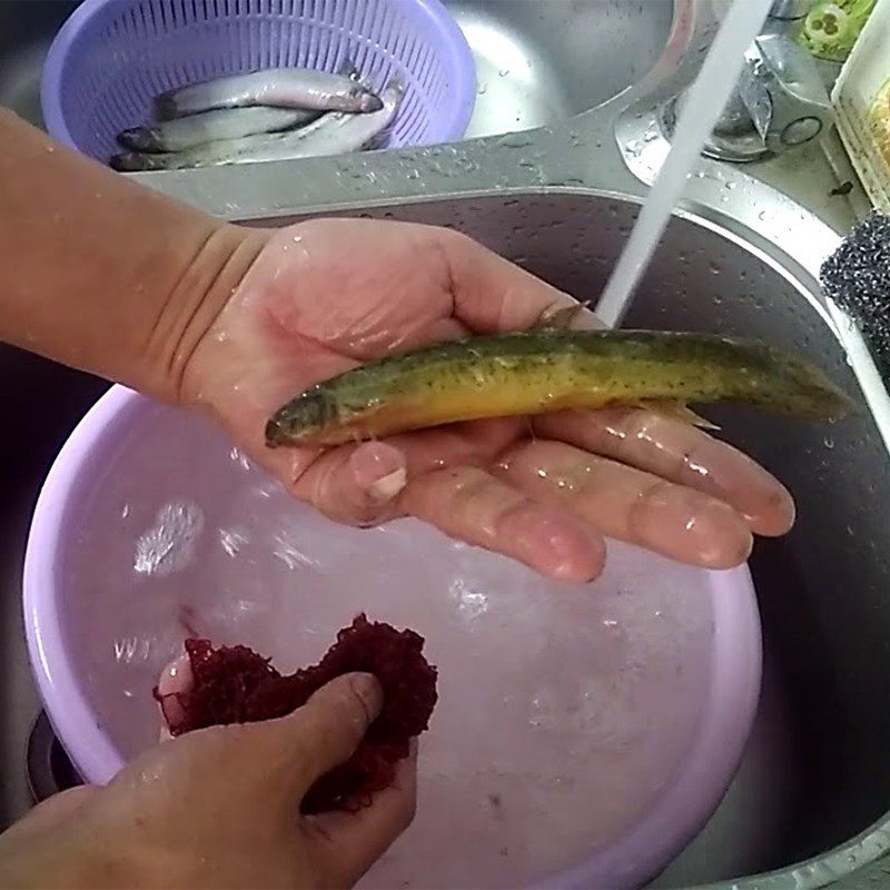Step 1 Prepare the eel Eel with Banana Stem