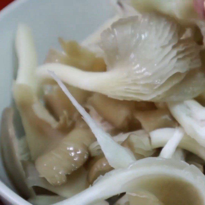Step 3 Prepare and fry the mushrooms Vegetarian rib salad with young starfruit
