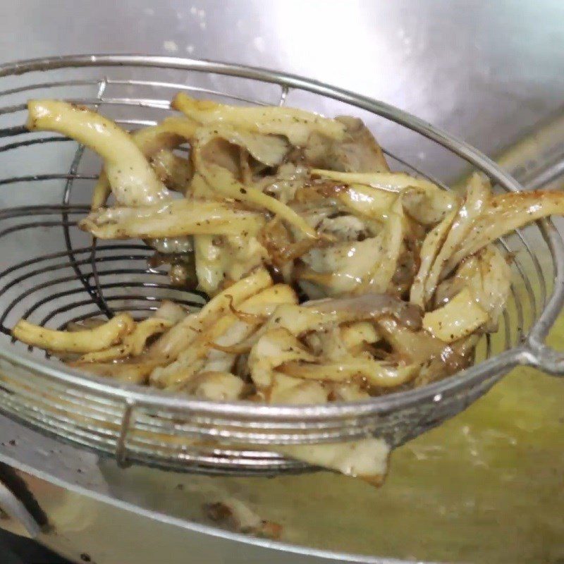 Step 3 Prepare and fry the mushrooms Vegetarian rib salad with young starfruit