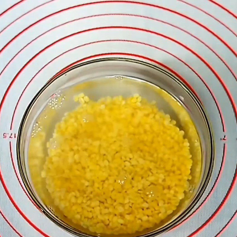 Step 1 Prepare and steam the mung beans for the mung bean and durian smoothie
