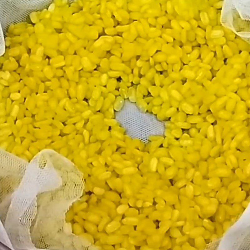 Step 1 Prepare and steam the mung beans for the mung bean and durian smoothie