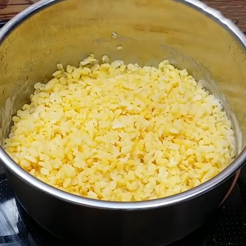 Step 2 Prepare and steam mung beans Pork skin cake using a rice cooker