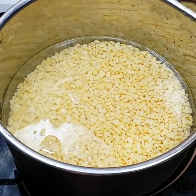 Step 2 Prepare and steam mung beans Pork skin cake using a rice cooker