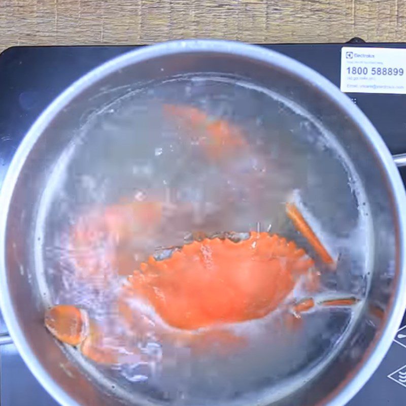 Step 1 Preliminary processing and boiling sea crab Sea crab porridge with water spinach