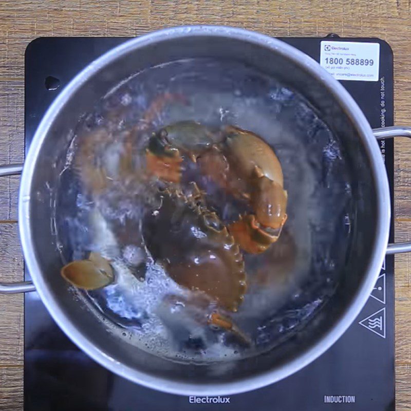 Step 1 Prepare and boil the crab for Crab porridge with water spinach