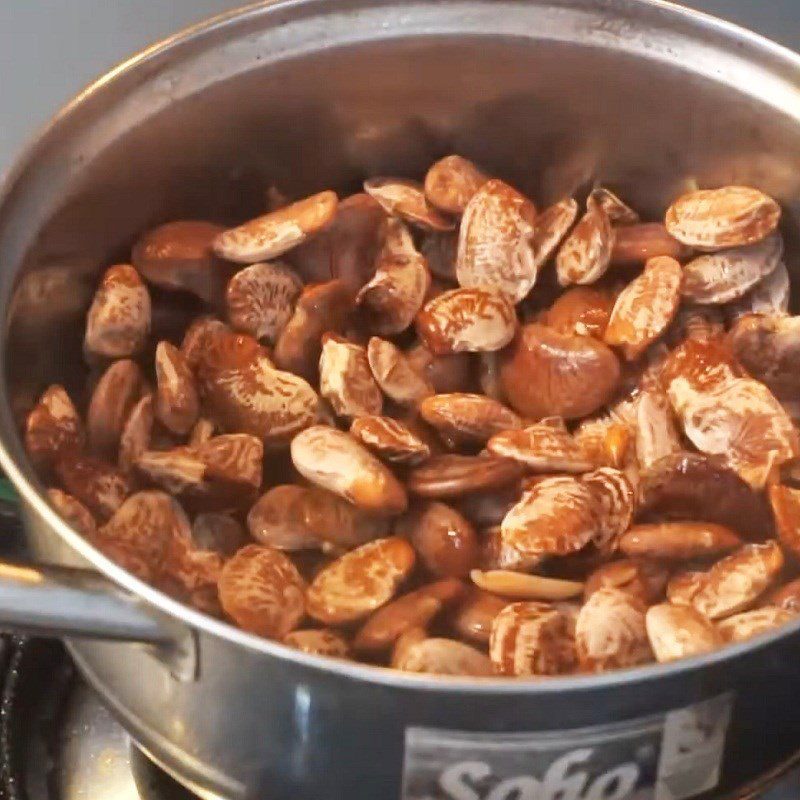 Step 1 Prepare and boil the lotus seeds for Lotus Seed Sweet Soup
