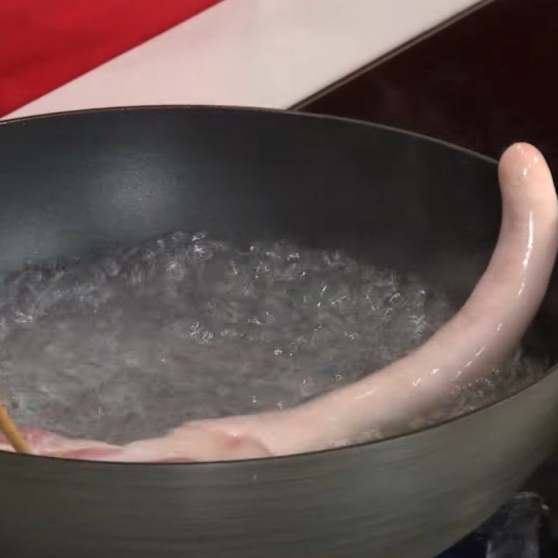 Step 2 Prepare and boil the pork tail Grilled pork tail