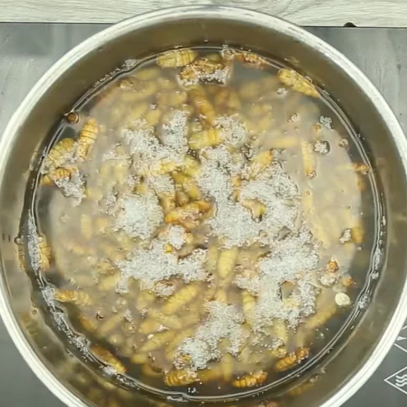 Step 1 Prepare and Boil Worms Fried Worms with Fish Sauce and Onions