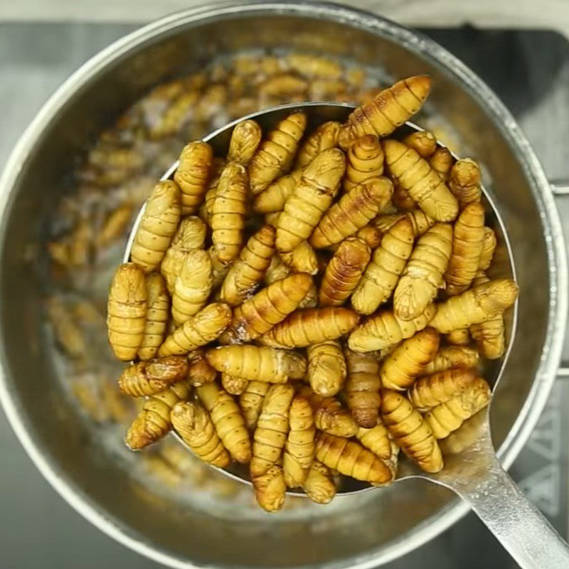 Step 1 Prepare and Boil Worms Fried Worms with Fish Sauce and Onions