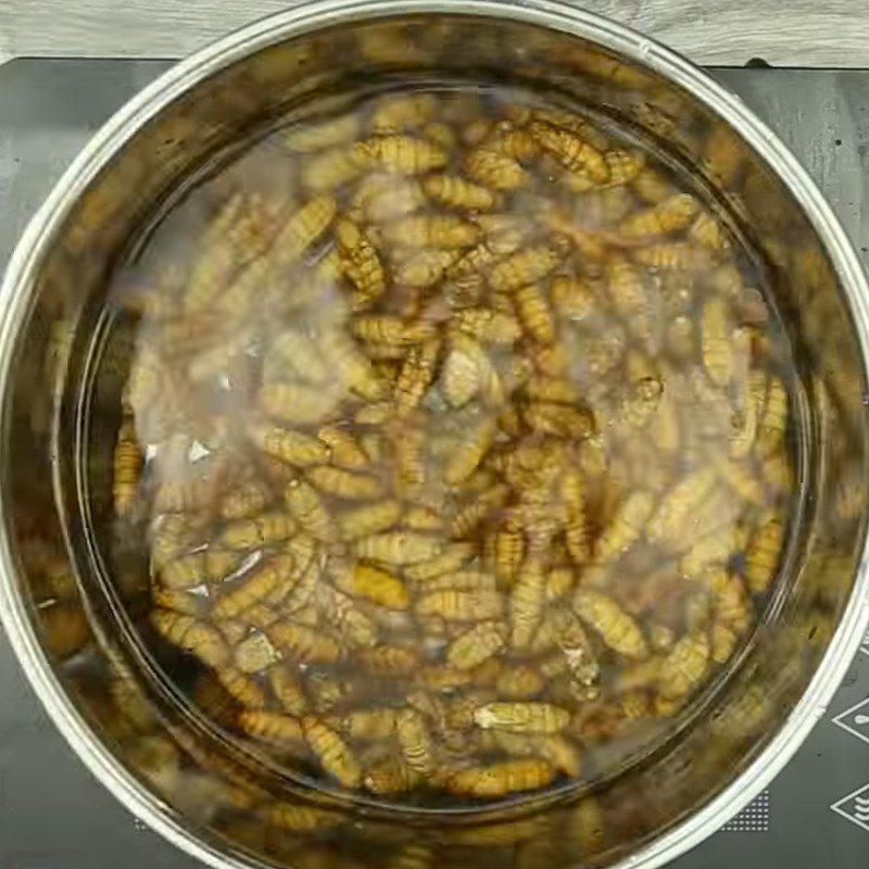 Step 1 Prepare and Boil Worms Fried Worms with Fish Sauce and Onions