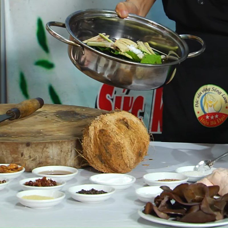 Step 1 Prepare and Boil the Snails Steamed Snail Sausage in Bamboo Tubes