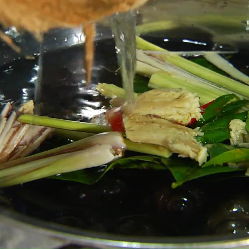 Step 1 Prepare and boil snails Grilled snail with bamboo tube