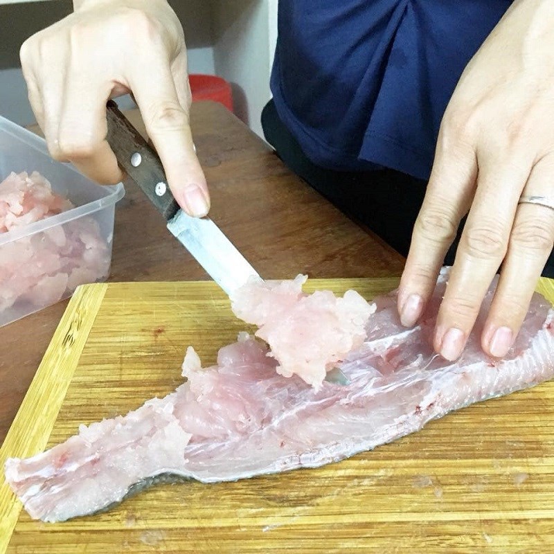Step 1 Preparation and scraping of catfish Catfish Cake