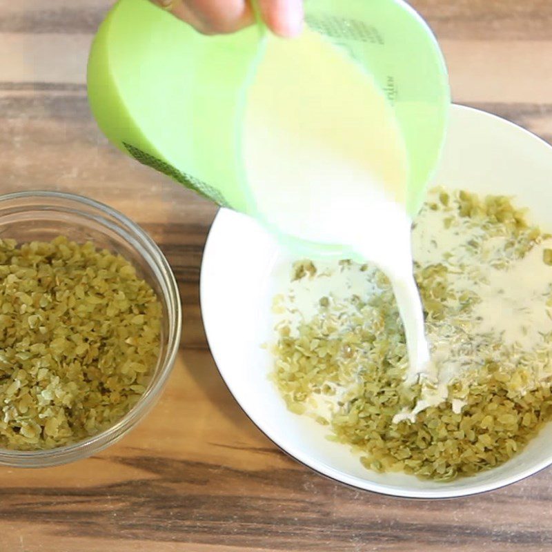 Step 1 Prepare and soak the rice for pandan rice cake ice cream