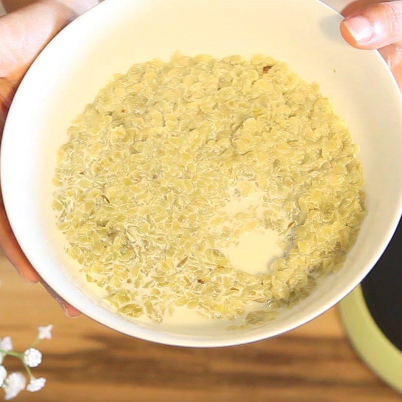 Step 1 Prepare and soak the rice for pandan rice cake ice cream