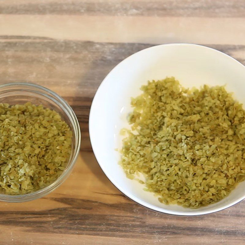 Step 1 Prepare and soak the rice for pandan rice cake ice cream