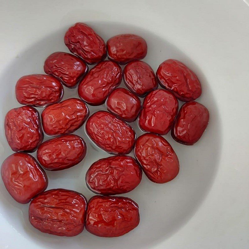 Step 1 Prepare and soak ingredients Black fungus and red date water