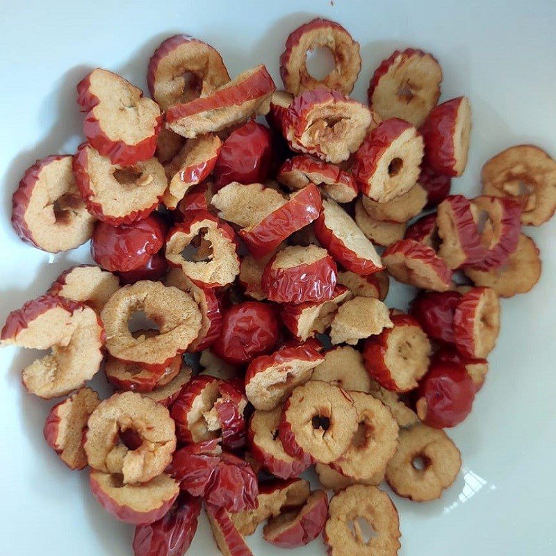 Step 1 Prepare and soak ingredients Black fungus and red date water