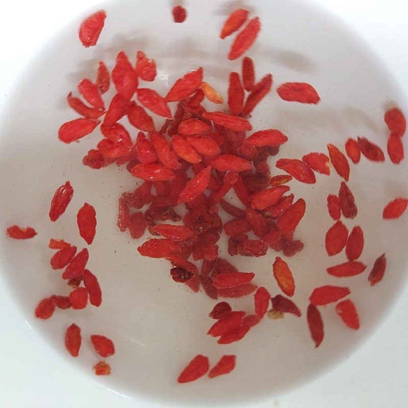 Step 1 Prepare and soak ingredients Black fungus and red date water