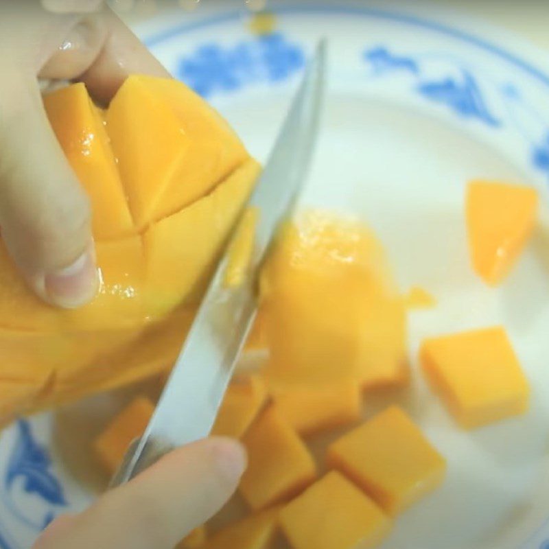 Step 3 Prepare and mash the mango Mango yogurt bag