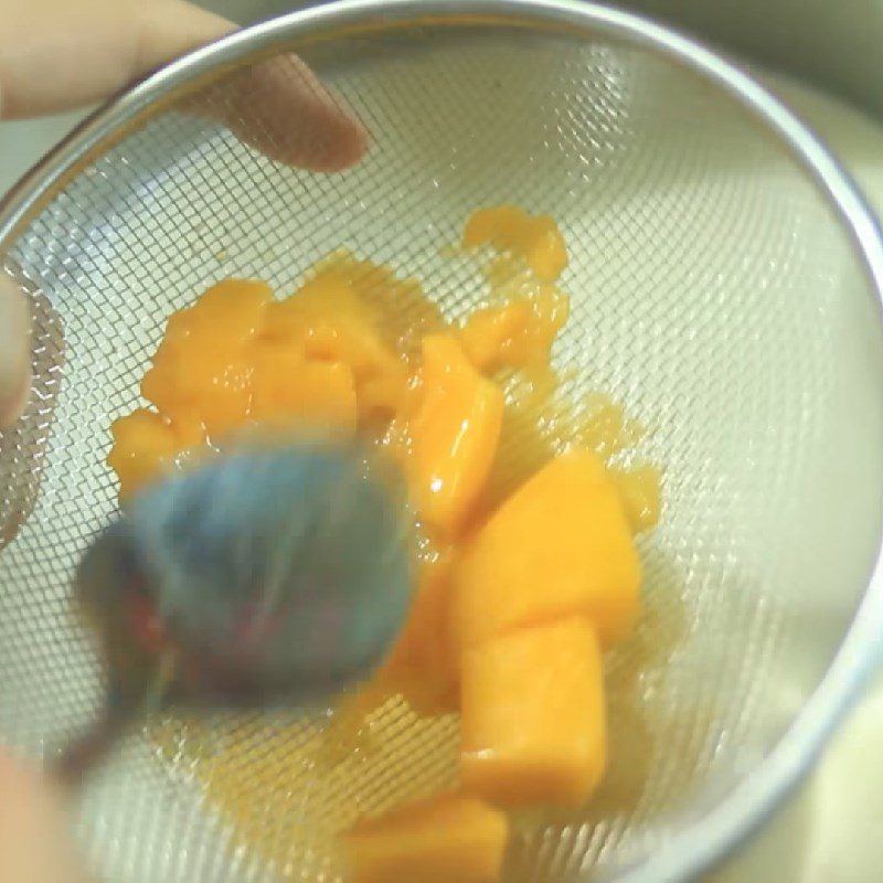Step 3 Prepare and mash the mango Mango yogurt bag