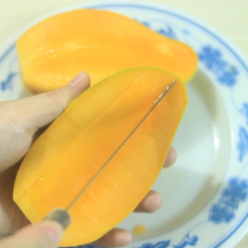 Step 3 Prepare and mash the mango Mango yogurt bag