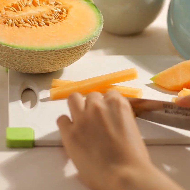 Step 1 Prepare and cook the cantaloupe Fragrant cantaloupe jam
