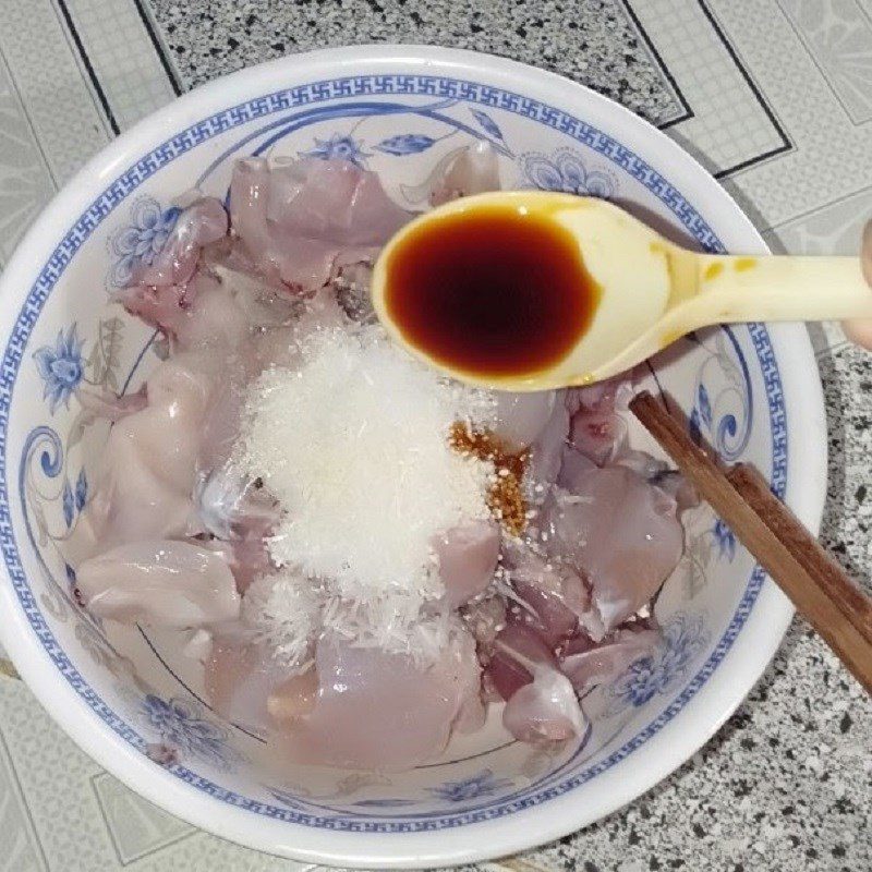Step 1 Prepare and Marinate the Frog Stir-fried Frog with Bamboo Shoots