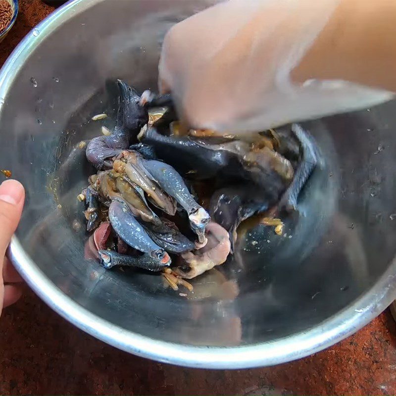 Step 1 Prepare and marinate black-boned chicken Black-boned Chicken Soup with Ginseng