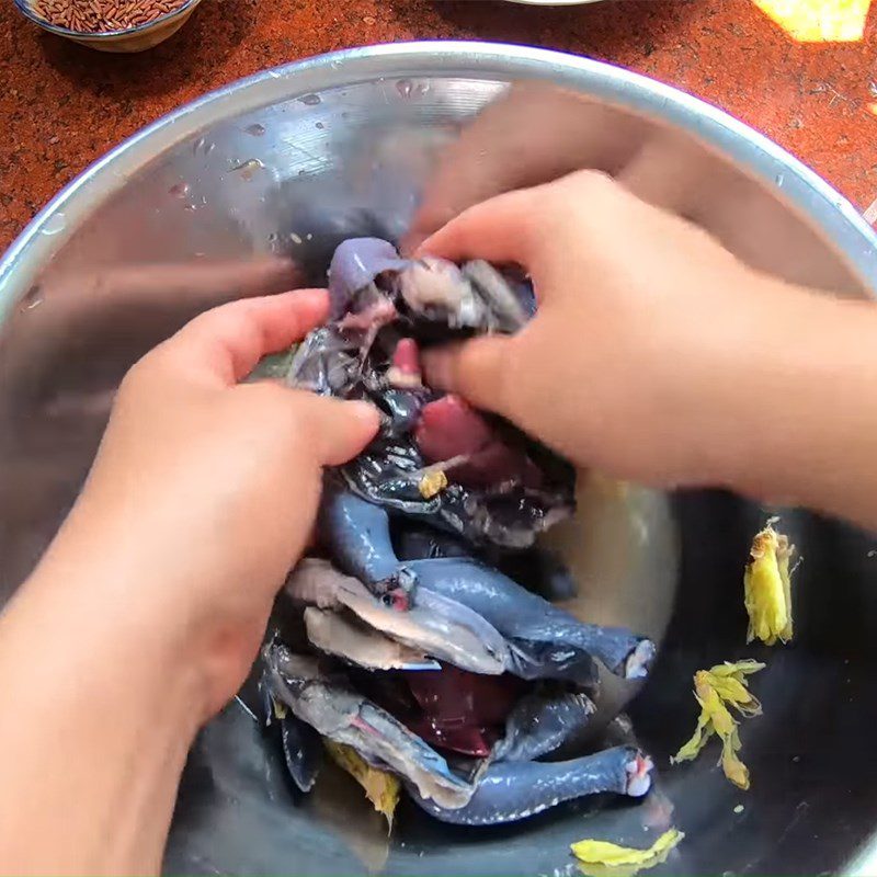 Step 1 Prepare and marinate black-boned chicken Black-boned Chicken Soup with Ginseng