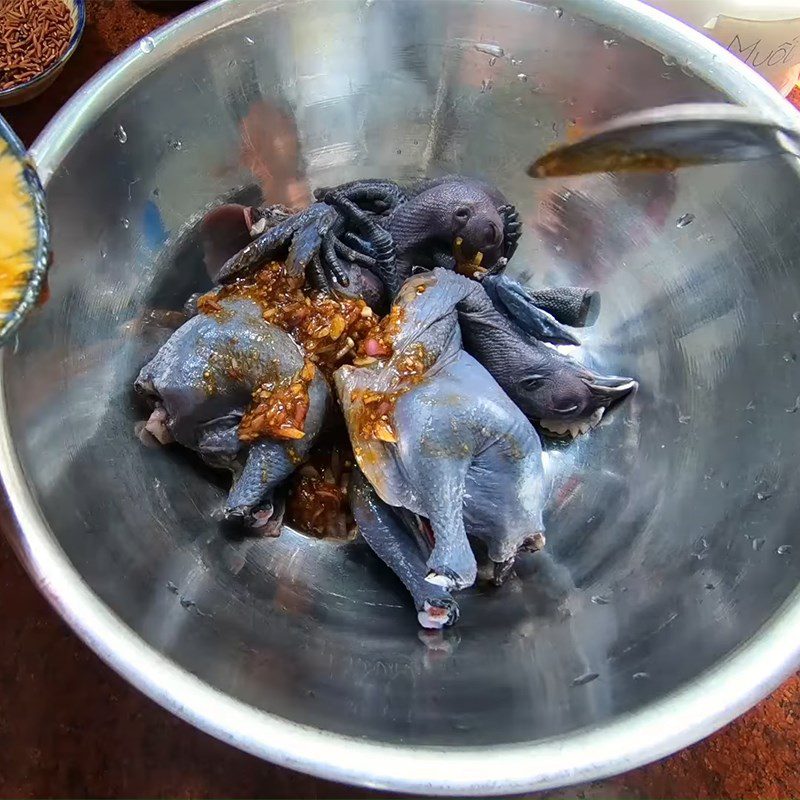 Step 1 Prepare and marinate black-boned chicken Black-boned Chicken Soup with Ginseng