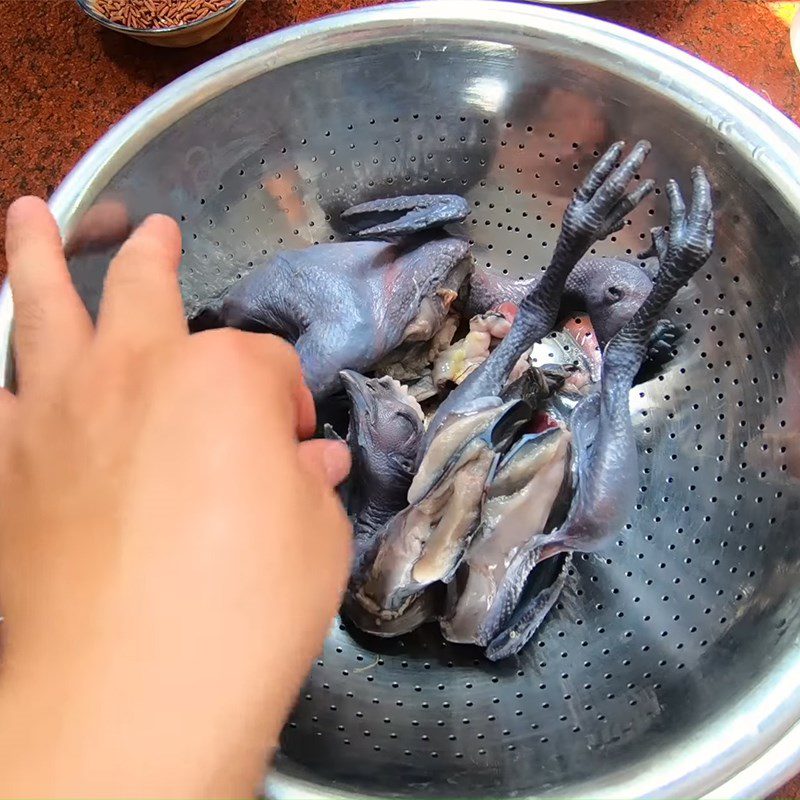 Step 1 Prepare and marinate black-boned chicken Black-boned Chicken Soup with Ginseng