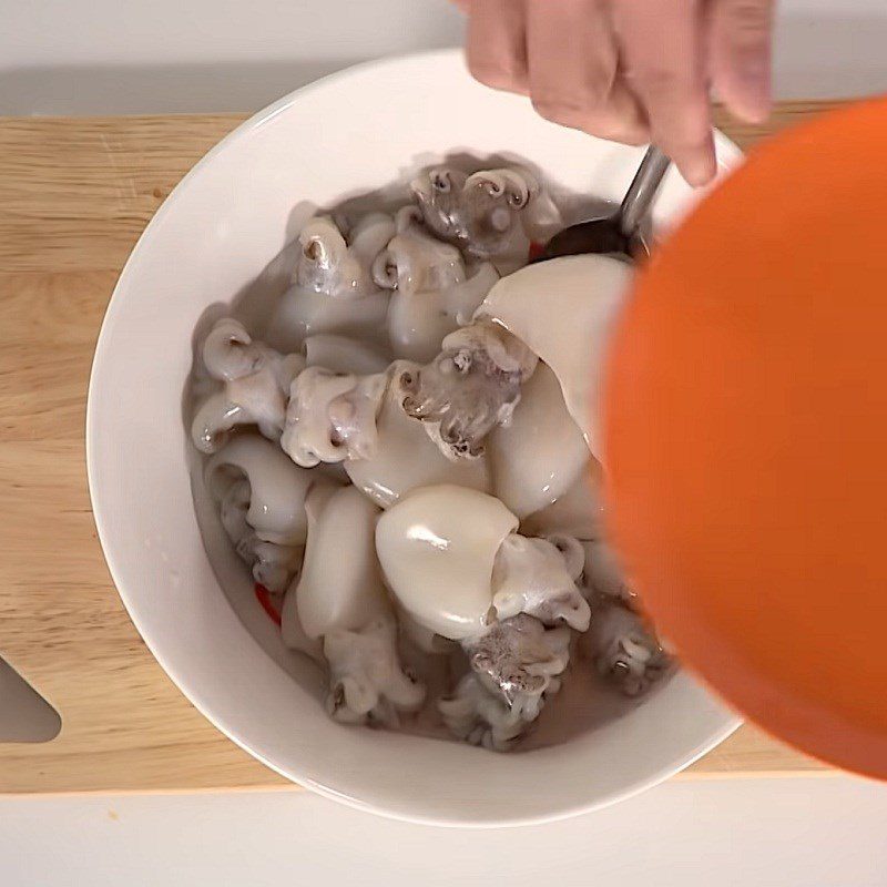 Step 2 Prepare and marinate the squid for Squid Hotpot with mushrooms
