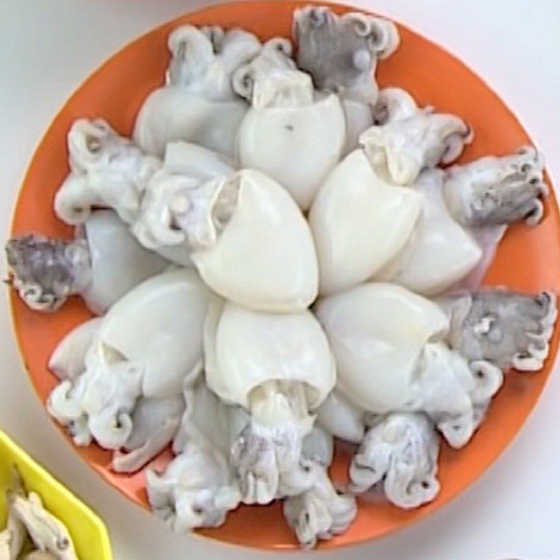 Step 2 Prepare and marinate the squid for Squid Hotpot with mushrooms