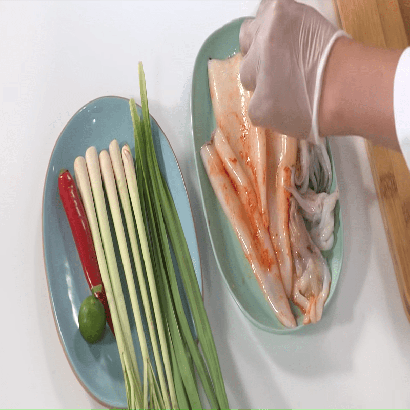 Step 1 Prepare and marinate the squid Grilled squid with lemongrass
