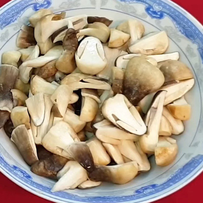 Step 1 Prepare and Marinate the Mushrooms Stir-fried Straw Mushrooms with Lemongrass and Chili
