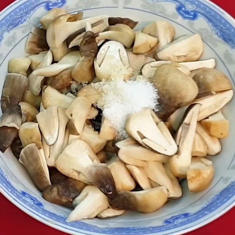 Step 1 Prepare and Marinate the Mushrooms Stir-fried Straw Mushrooms with Lemongrass and Chili