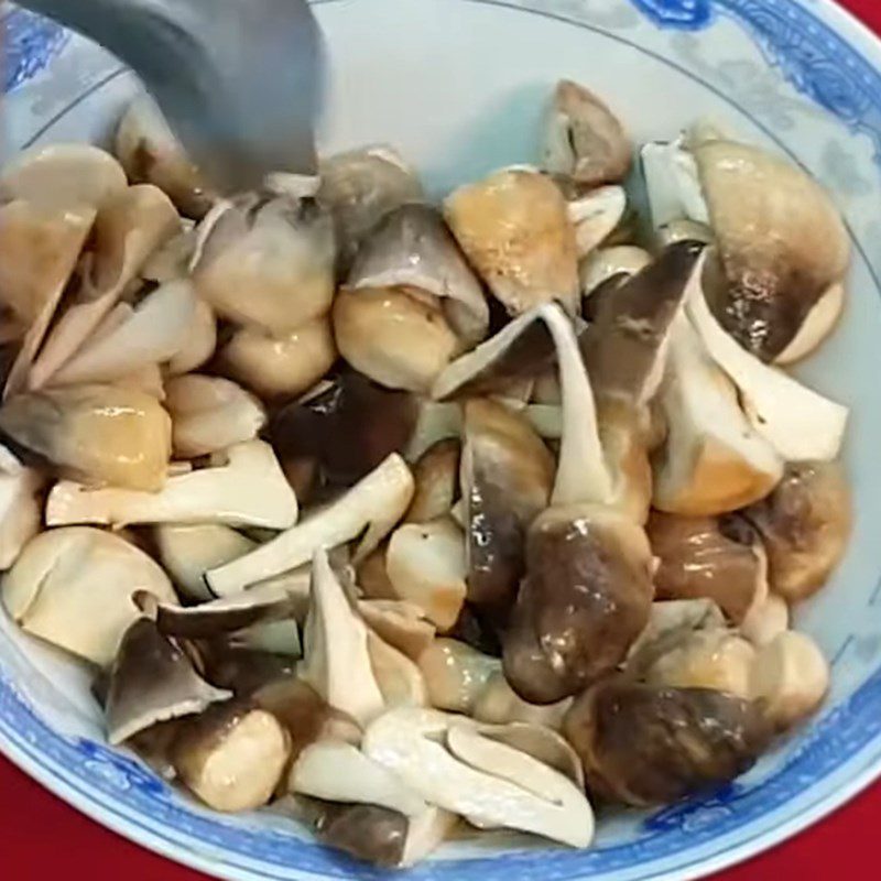 Step 1 Prepare and Marinate the Mushrooms Stir-fried Straw Mushrooms with Lemongrass and Chili