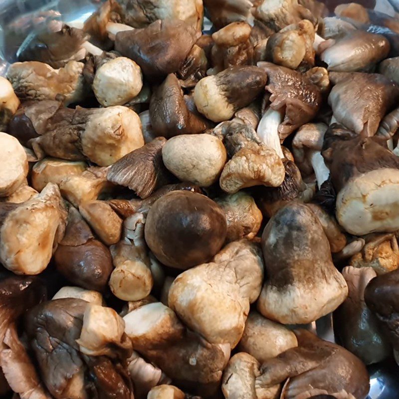 Step 1 Prepare and marinate the mushrooms Stir-fried Straw Mushrooms with Vegetarian Beef