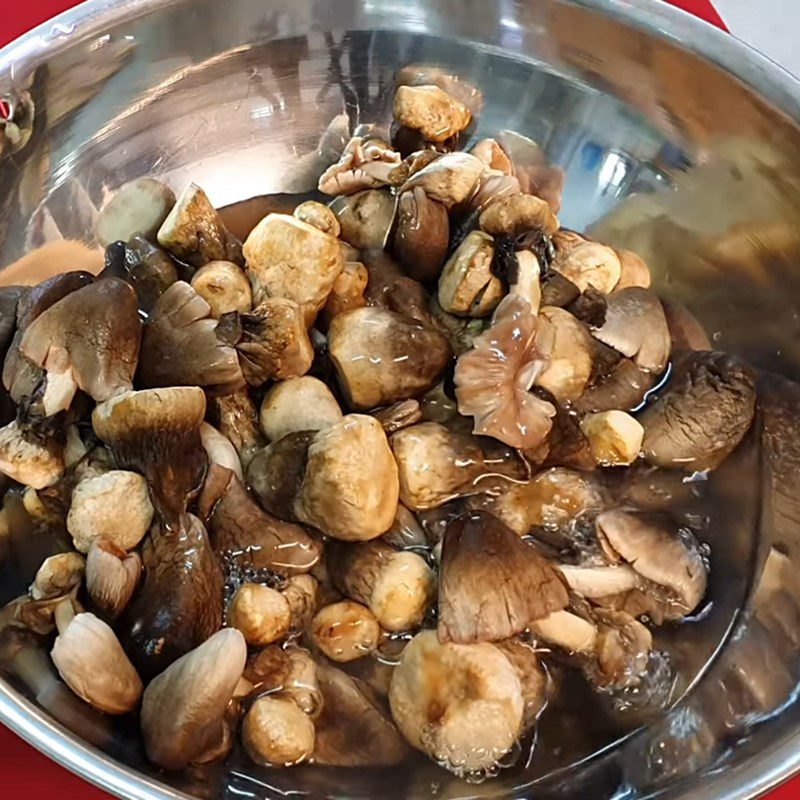 Step 1 Prepare and marinate the mushrooms Stir-fried Straw Mushrooms with Vegetarian Beef