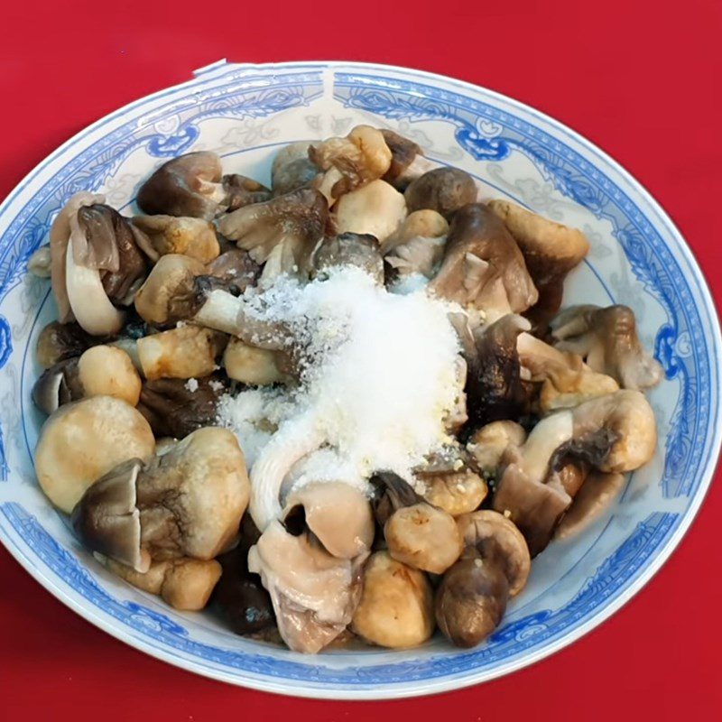 Step 1 Prepare and marinate the mushrooms Stir-fried Straw Mushrooms with Vegetarian Beef
