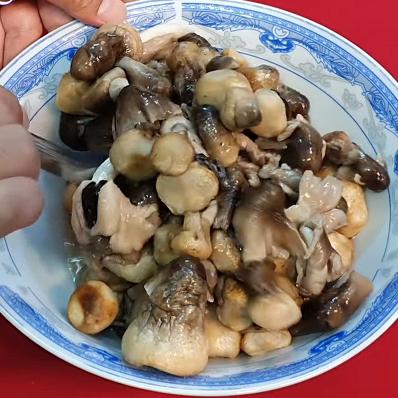 Step 1 Prepare and marinate the mushrooms Stir-fried Straw Mushrooms with Vegetarian Beef