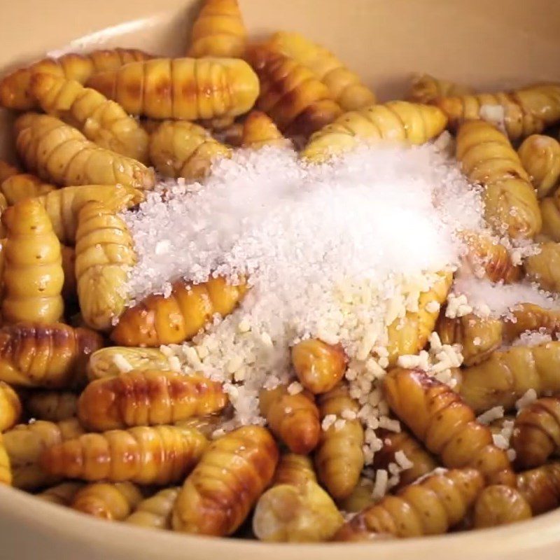 Step 1 Prepare and marinate the pupae Stir-fried Bamboo Shoot with Pupae